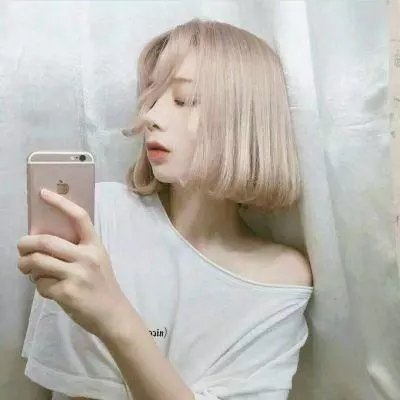 蓝色嘴巴的脸